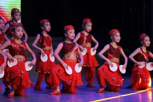 吃瓜体育生和舞蹈室1v1,校园风云对决